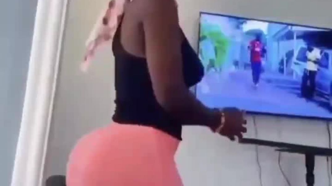 ⁣She’s showing us how she makes her big booty dance