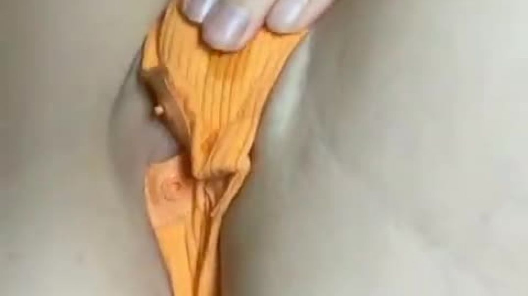 The reveal of yellow pussy