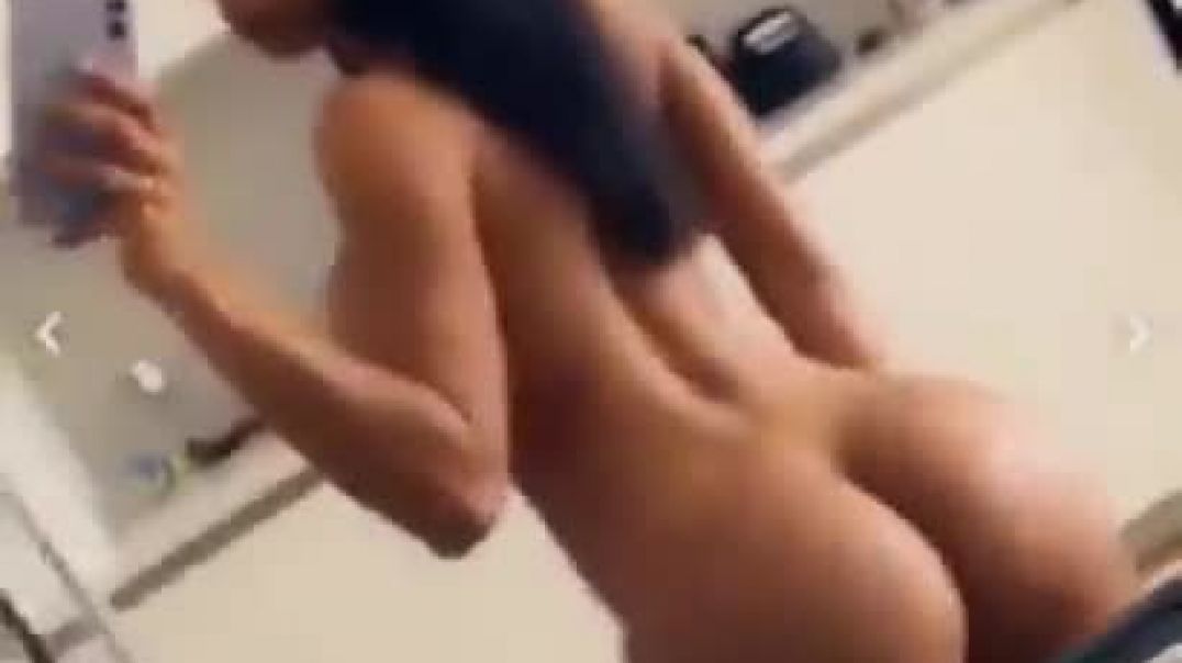 ⁣Mirror Twerk