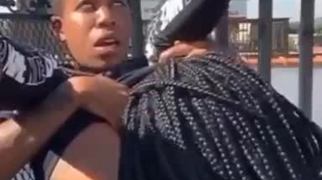⁣Eating pussy in public