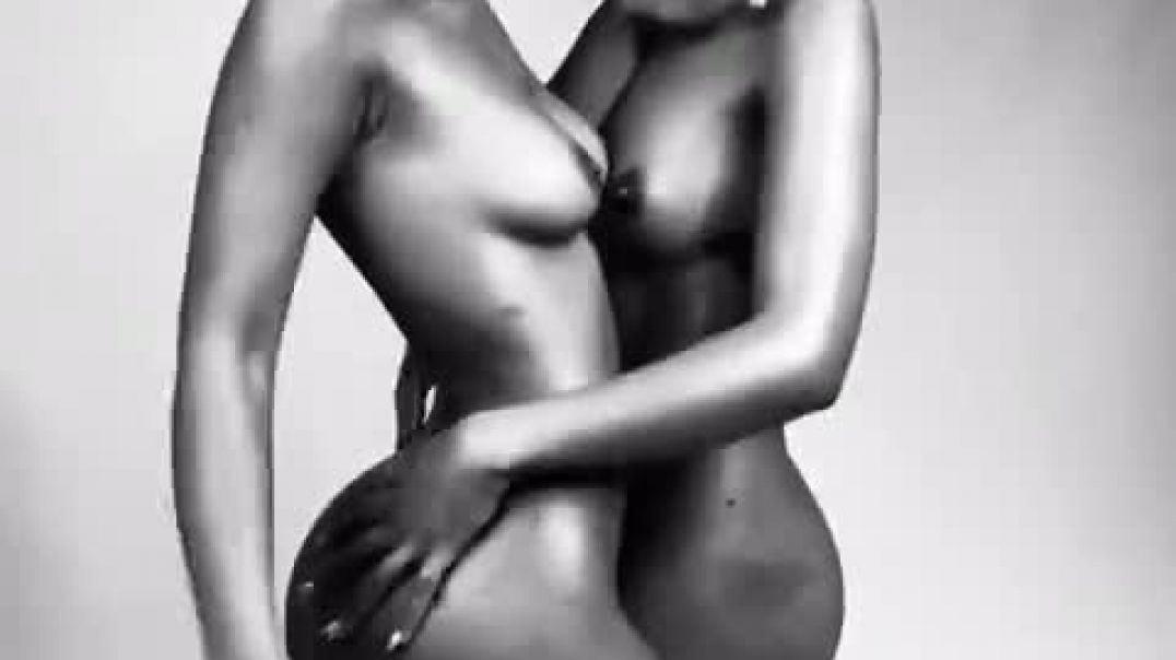 ⁣The twins on a photoshoot
