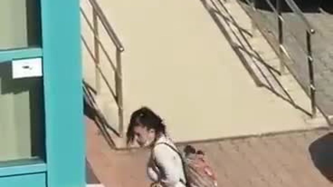 ⁣She needs help