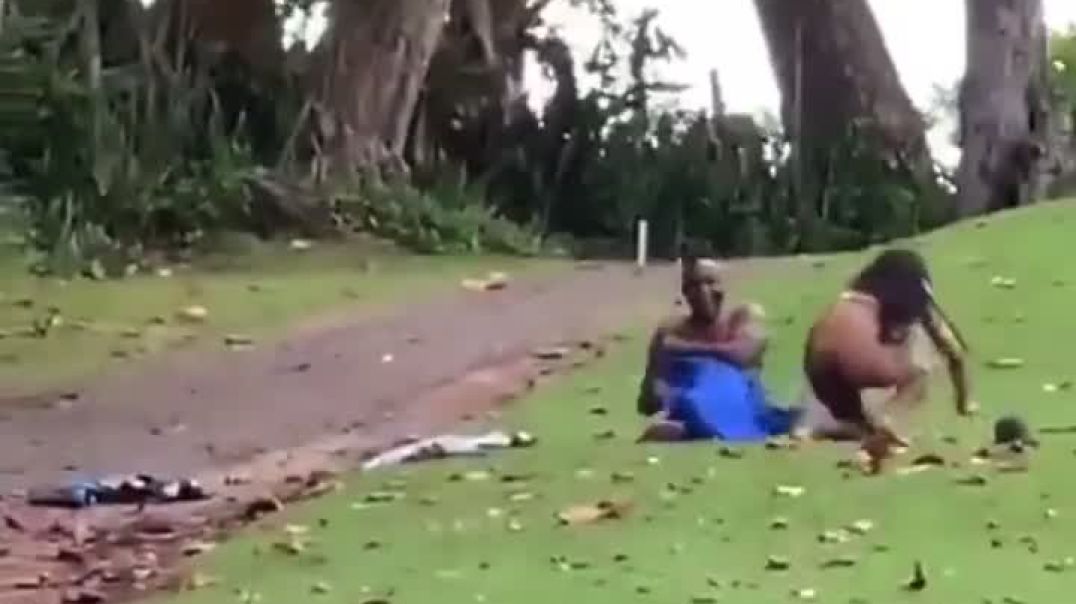⁣Mzansi couple caught fucking in the bushes