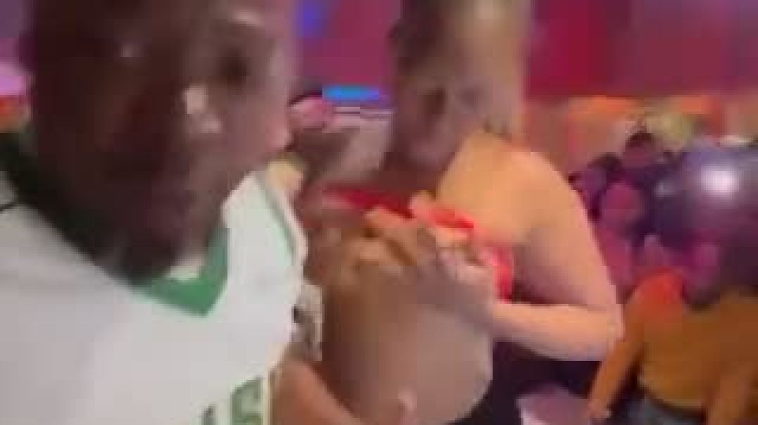 ⁣Zimbabwean lady get naked on stage at stunner's show