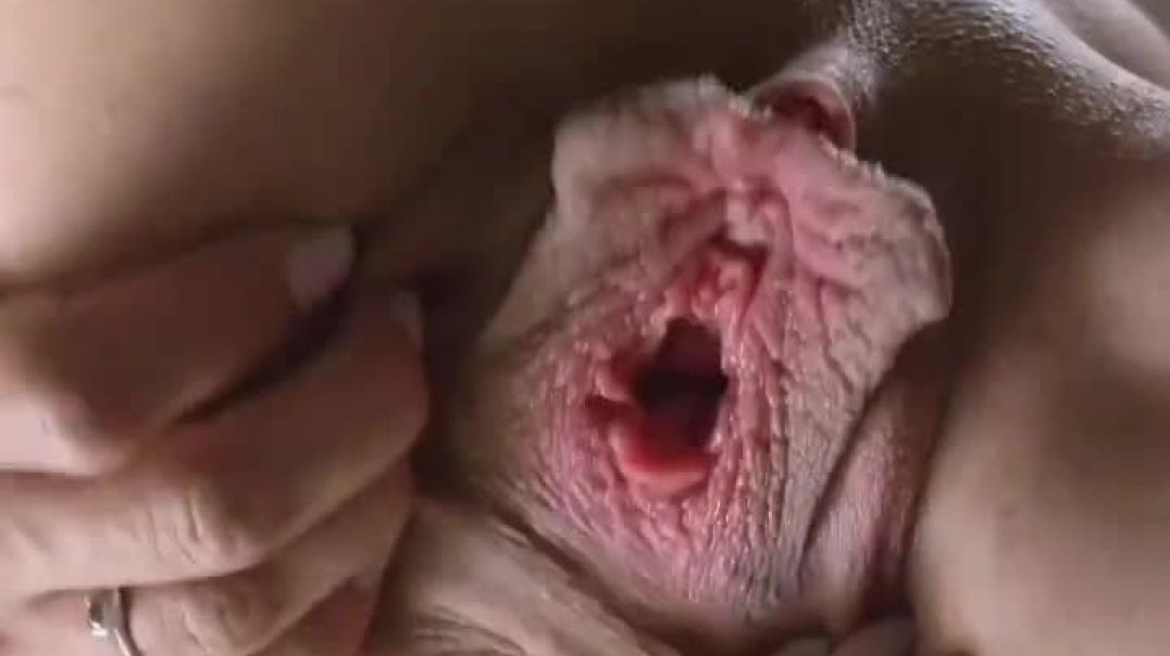 ⁣white teen open  her nice mushroom pussy lips