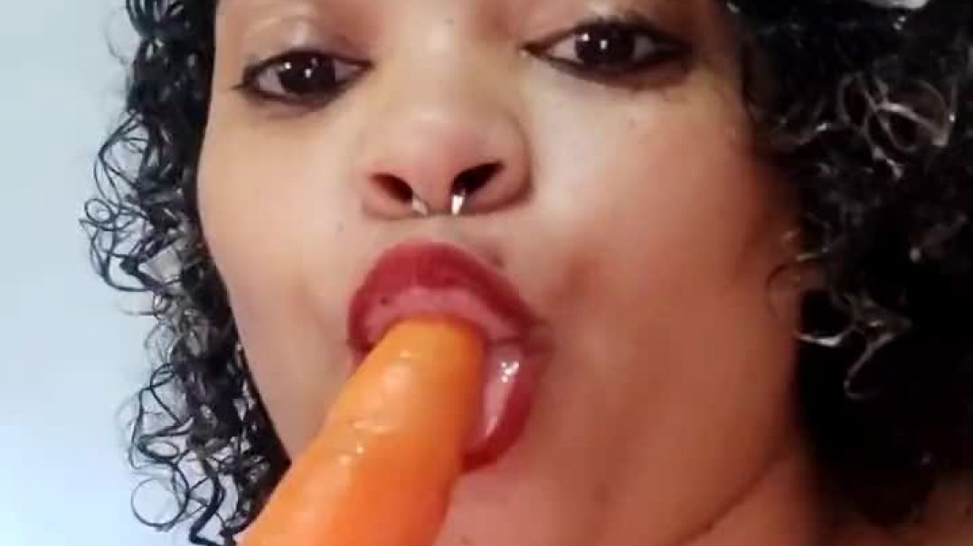 ⁣Thick YellowBone Sucks Carrot