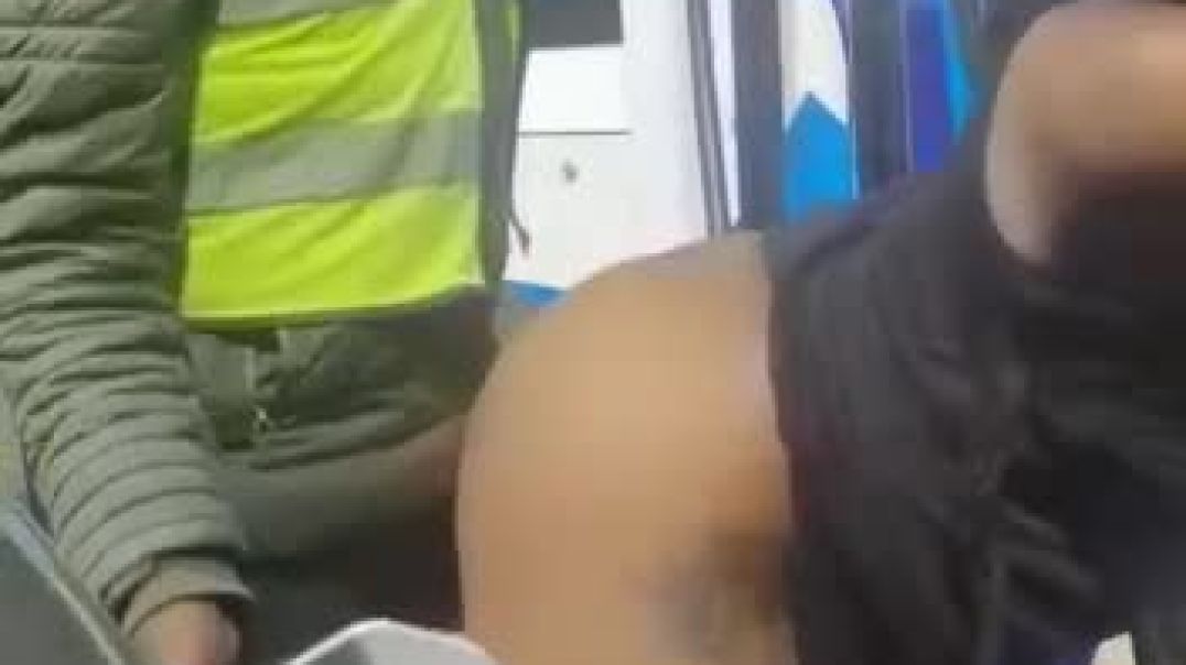 Pedi bitch Twerking for petrol attendant