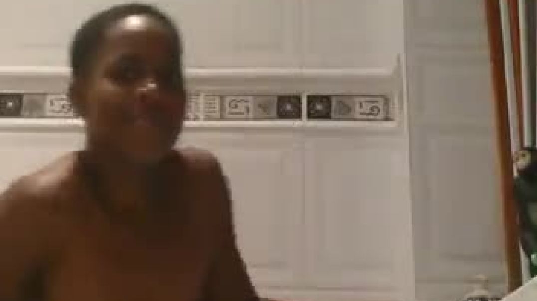 ⁣House maid plays around in boss's bathroom sending sexy video to boyfriend
