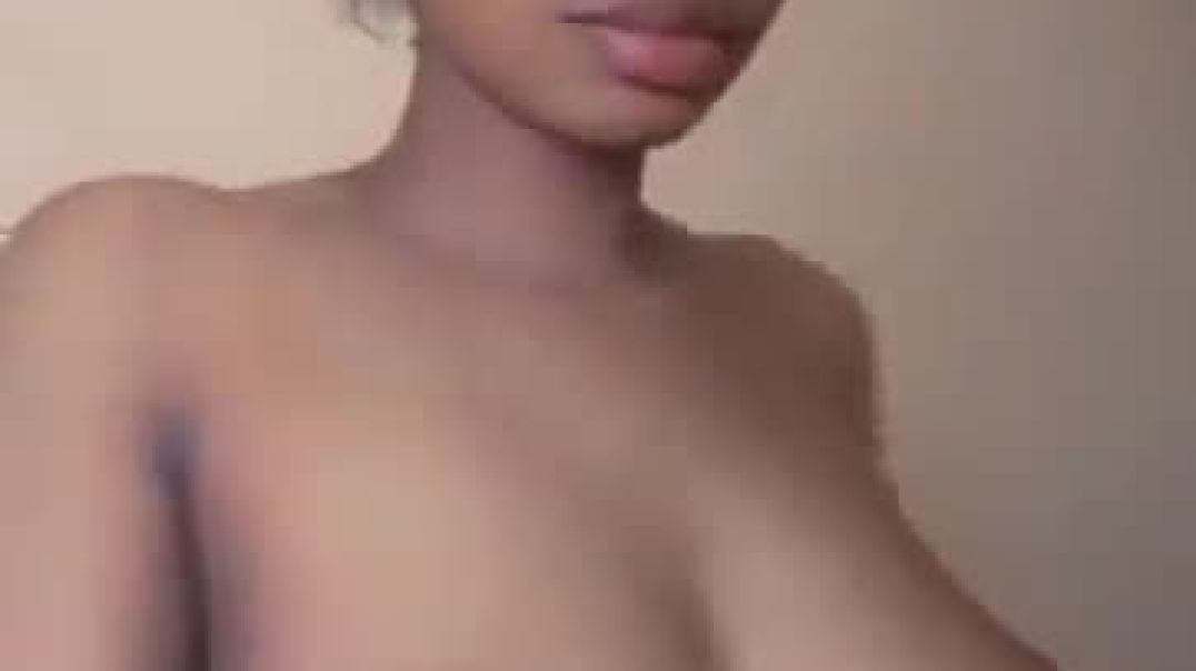⁣Beautiful Nigerian girl teasing