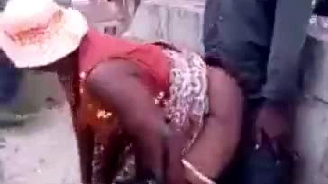 ⁣African woman fucks her man in public