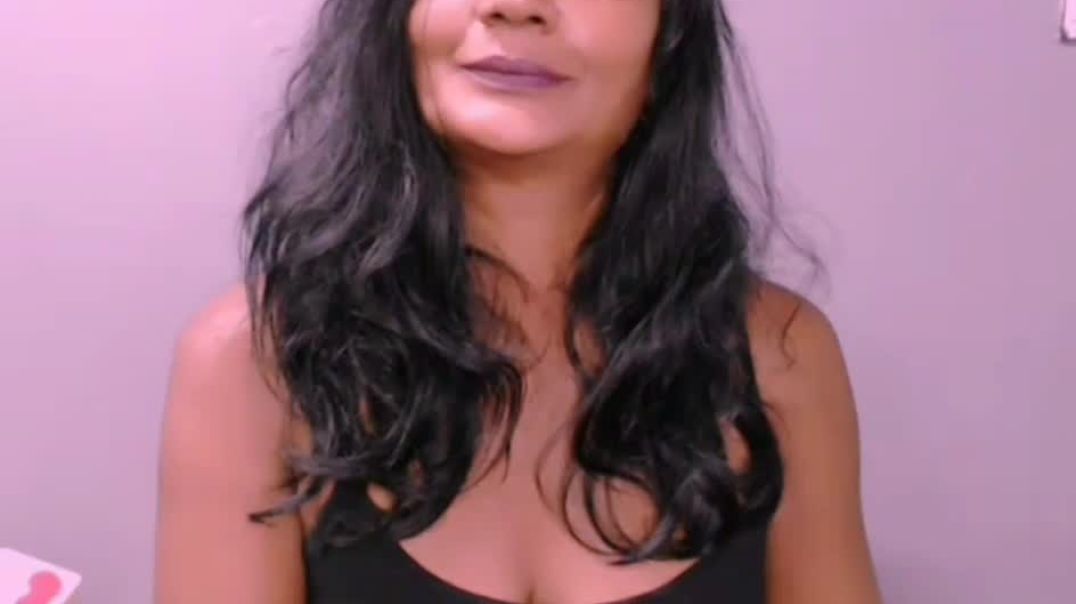 ⁣Sexy Indian Aunty