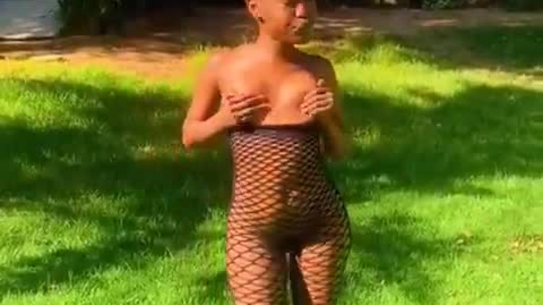 ⁣Ama 2000 teen stripping naked at home outside