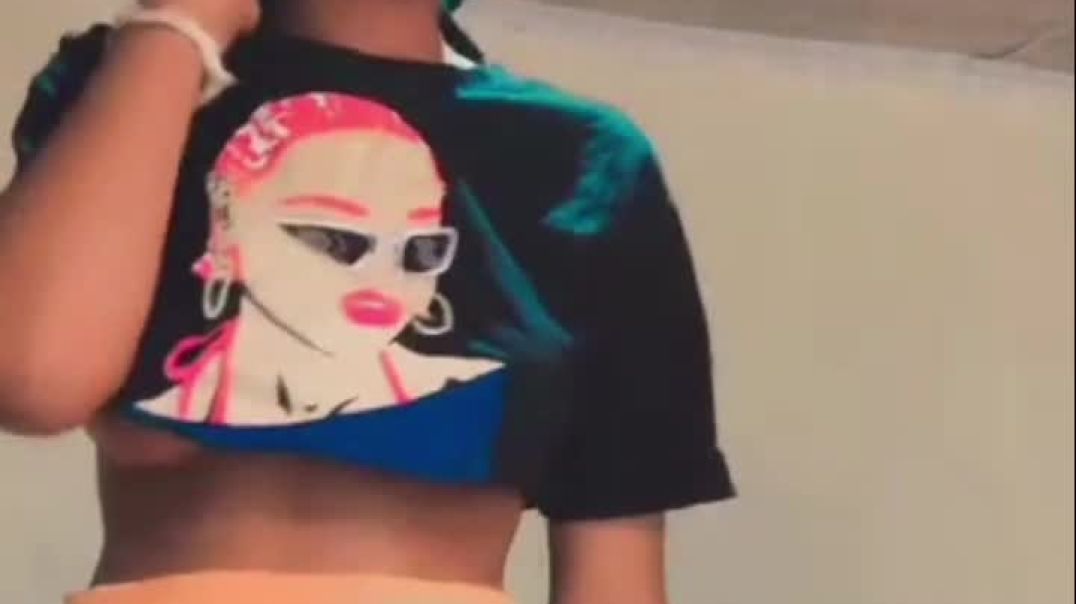 ⁣Tiktokers flash titties