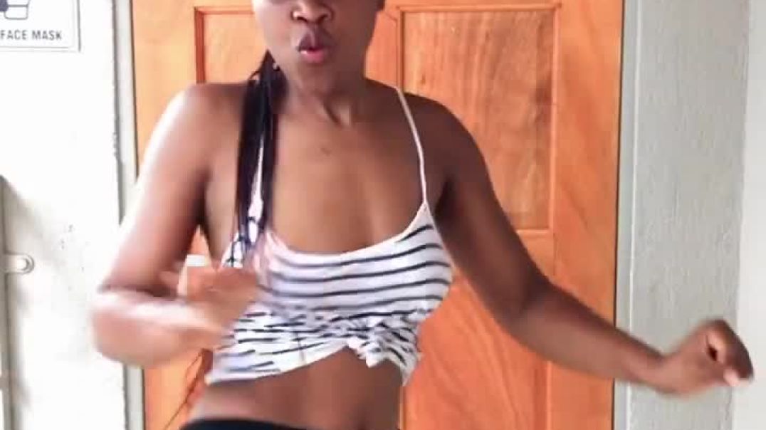 ⁣Teen dancing