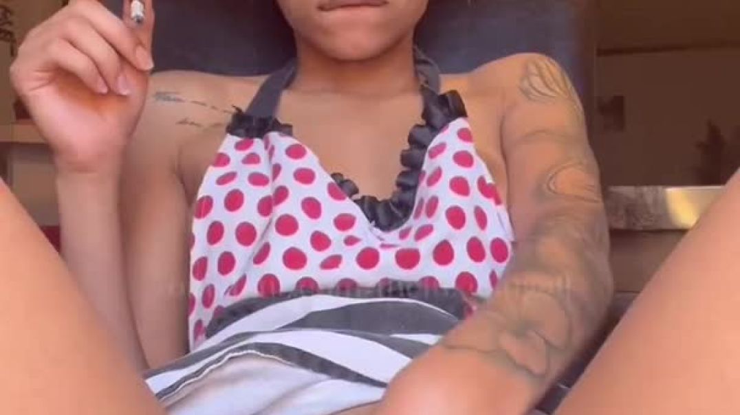 ⁣High ebony squirt orgasms on the couch