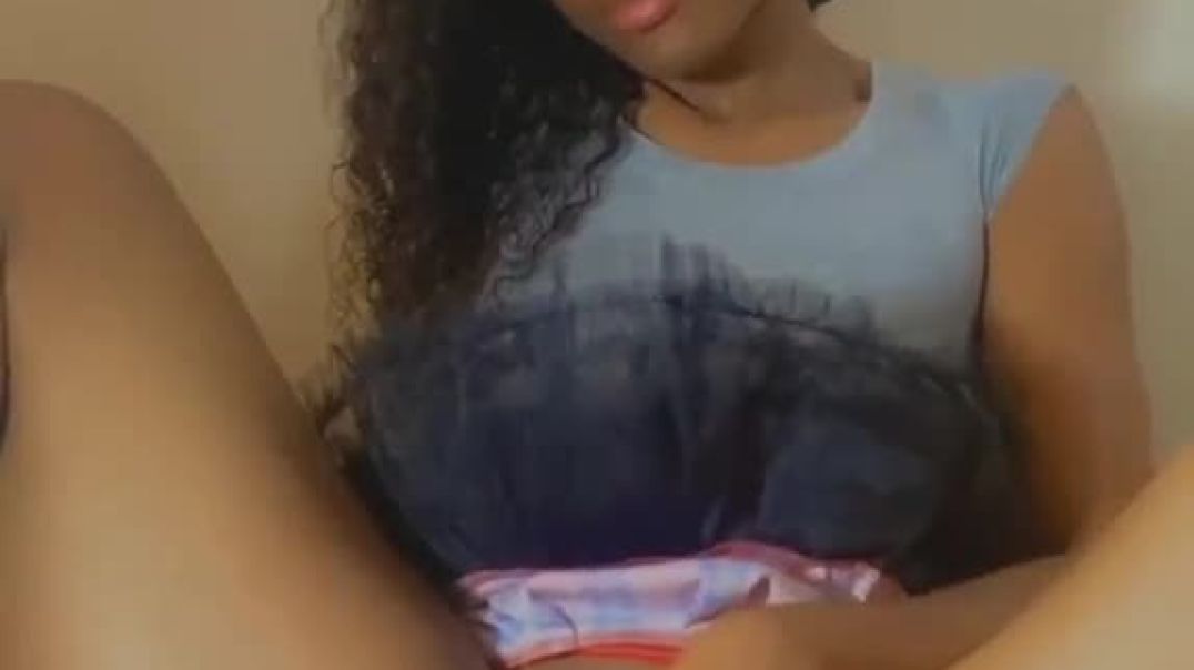 ⁣Solo ebony masturbation
