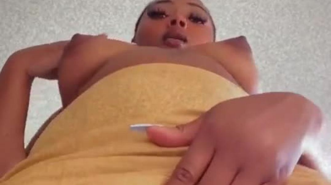 ⁣Look under the skirt