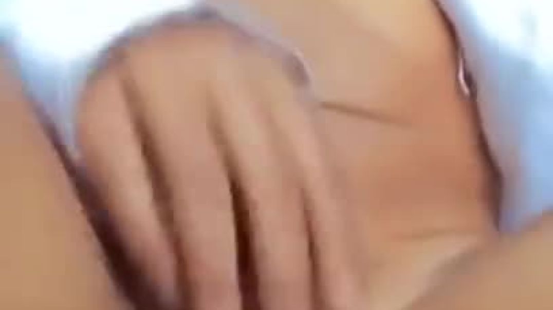 ⁣Teen playing with pussy