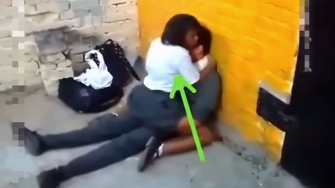 ⁣Mexican teens got caught having sexy outside the skul