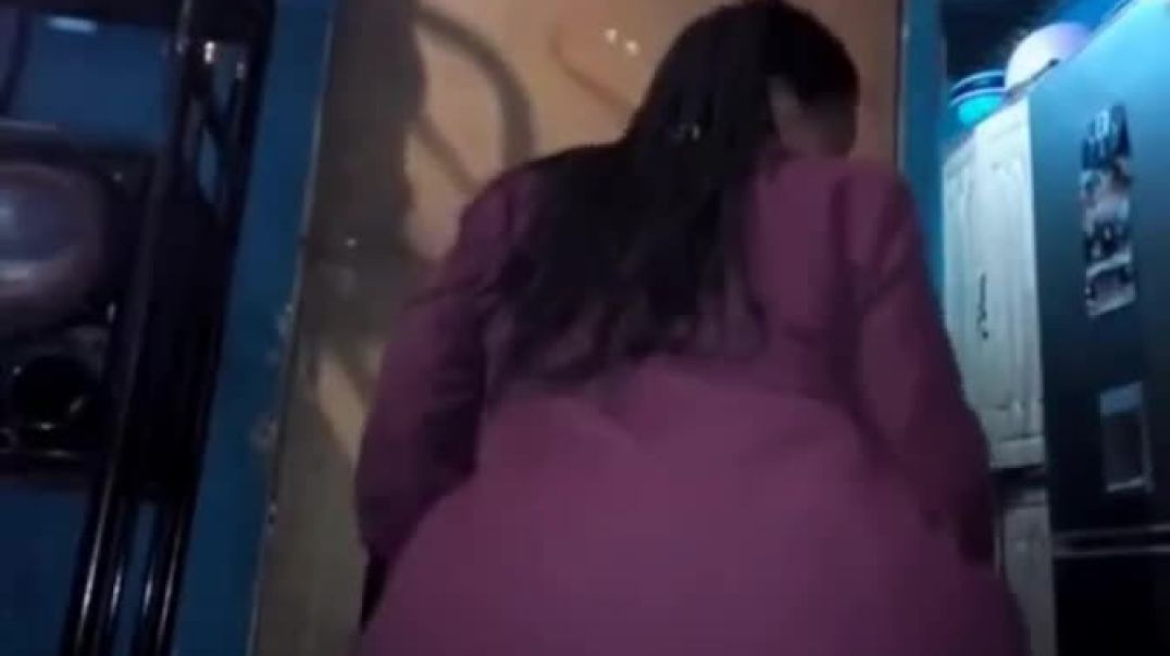 Pantyless twerkster