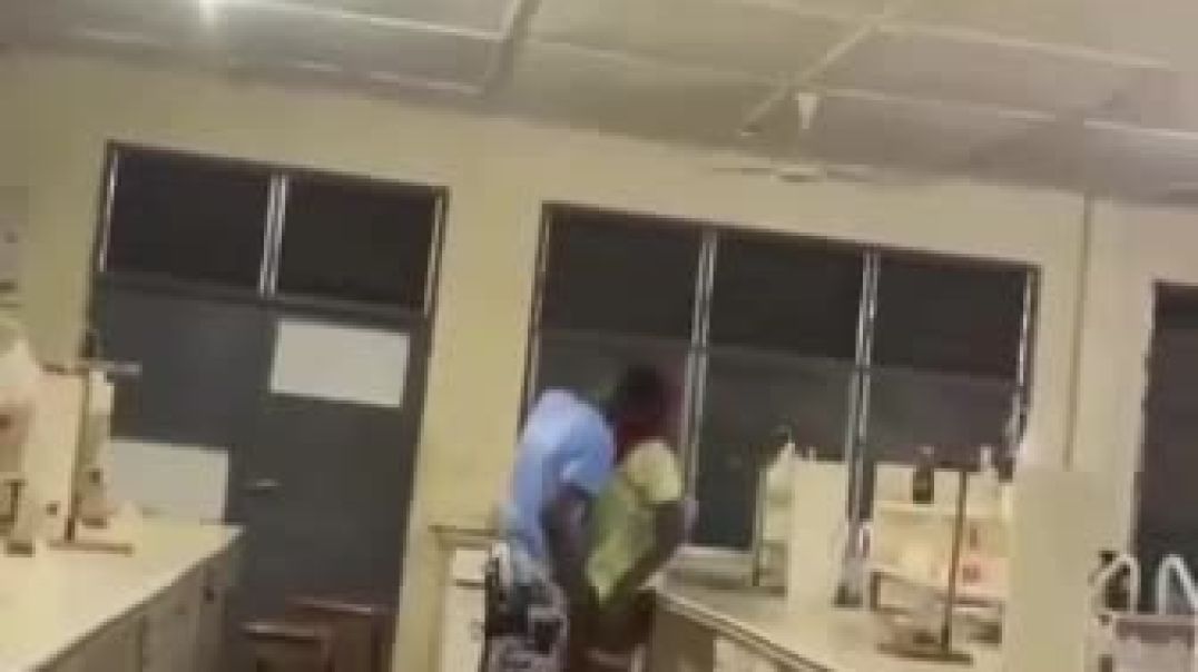 Lecturer trying to fúck student for grades